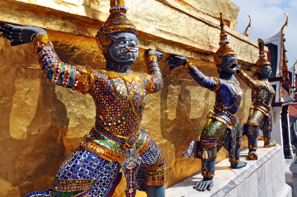 Mosaic Guards Hold Up Golden Temple at Grand Palace, Bangkok — Stock Photo, Image