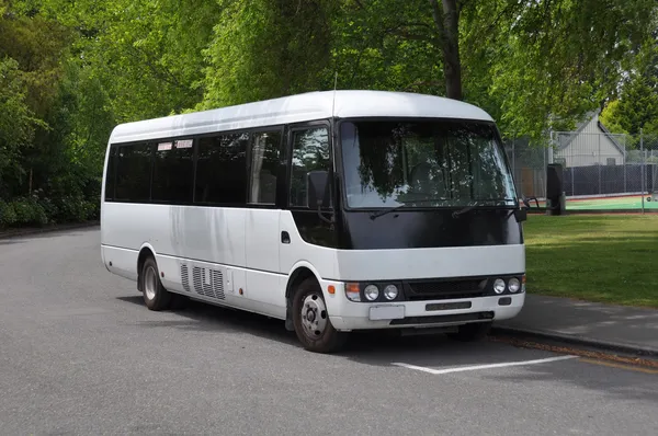 Маленький белый туристический автобус — стоковое фото