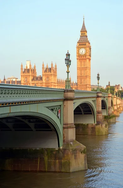 Big Ben & Westminster Bridge Retrato temprano en la mañana —  Fotos de Stock