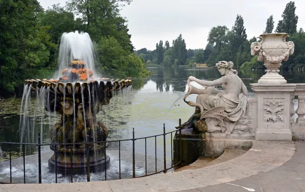 Italian Gardens & Serpentine, Hyde Park, London — Stock Photo, Image