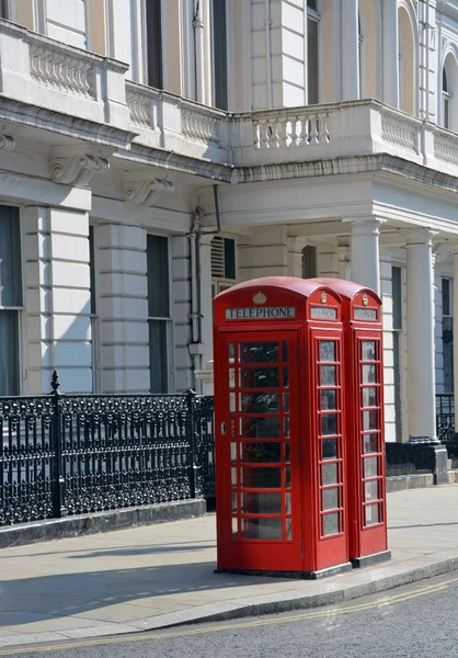 Czerwone budki telefoniczne Londyn w lancaster gate — Zdjęcie stockowe