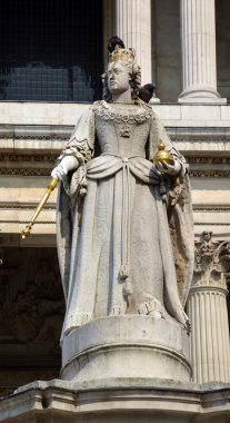 St paul Katedrali, Londra dışında Kraliçe anne heykeli.