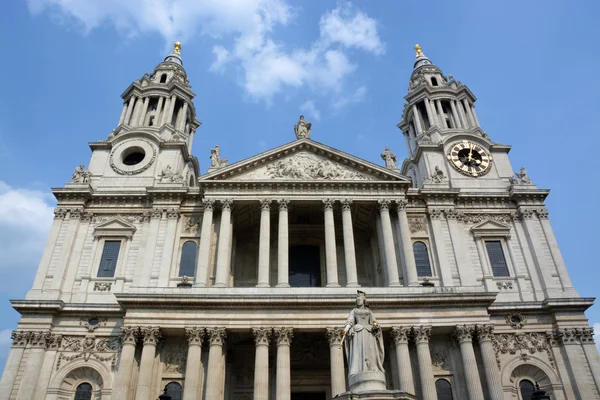 圣保禄大教堂的西面 & 入口处来看，伦敦 — 图库照片