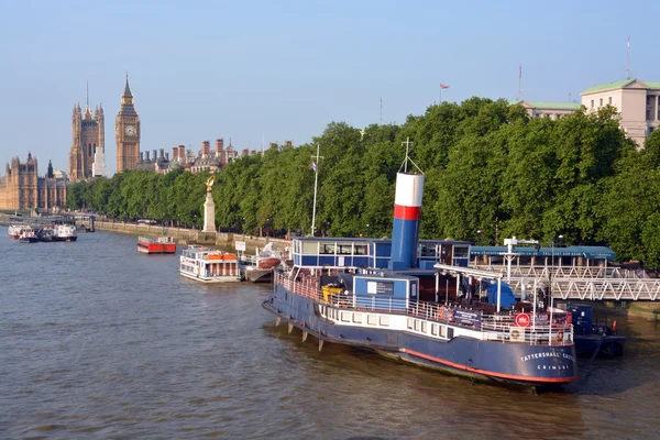 Partij boten afgemeerd op de embankment, london & de big ben. — Stockfoto