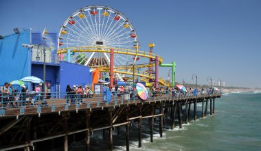 sıcak bir yaz günü santa monica pieron kalabalıklar akın.