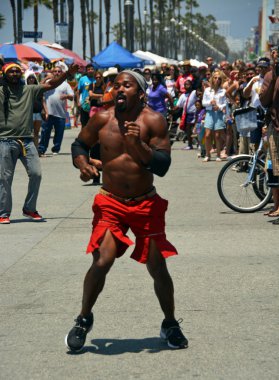 Hafta sonu ziyaret edenler ve dansçı Venice plajında eğlendirir