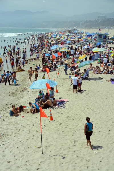 在一个炎热的夏天下午的圣塔莫尼卡海滩的纵向视图. — 图库照片