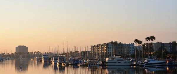 Marina del rey bij dageraad, los angeles Verenigde Staten. — Stockfoto