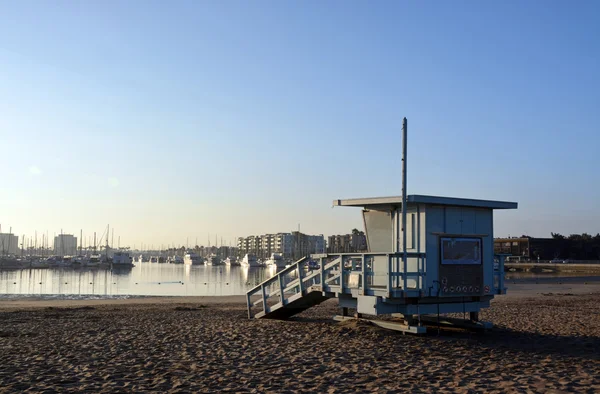Cabana da Guarda de Vida em Marina Del Rey Beach, Los Angeles, EUA . — Fotografia de Stock