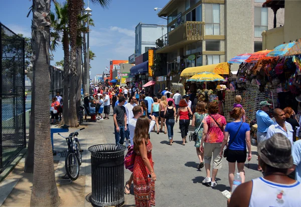 Tłumy odwiedzić stragany na venice beach boardwalk. — Zdjęcie stockowe