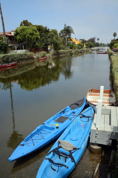 Kayaks moored on the Canal at Venice Beach, Los Angeles, USA. — Stock Photo, Image