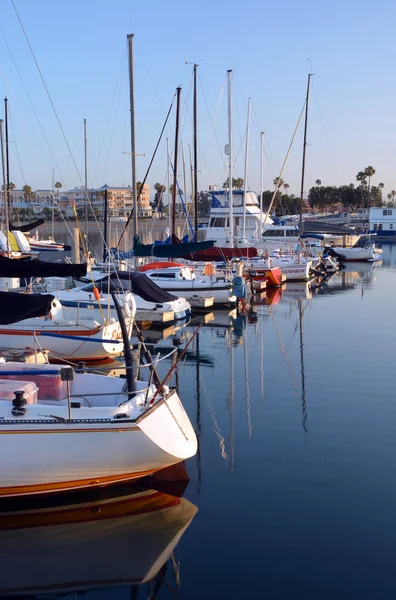 Marina del rey přístav a jachty za svítání. — Stock fotografie