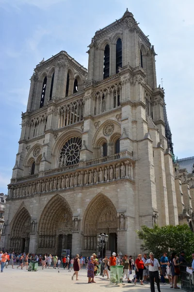 Visitors at the entrance to Notre Dame Cathedral, Paris France. — Stock Photo, Image