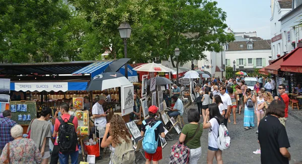 Visitantes en un mercado de arte en Monmatre, París Francia . —  Fotos de Stock