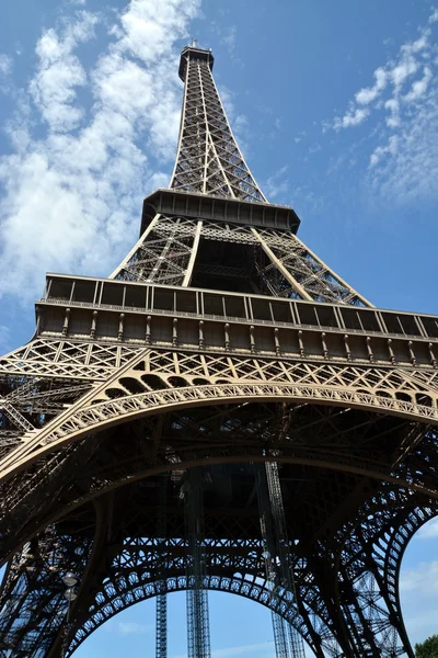 Vista detalhada da Torre Eiffel por baixo . — Fotografia de Stock