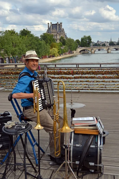 Bir adam grup şovmen üzerinde pont des arts, paris Fransa. — Stok fotoğraf