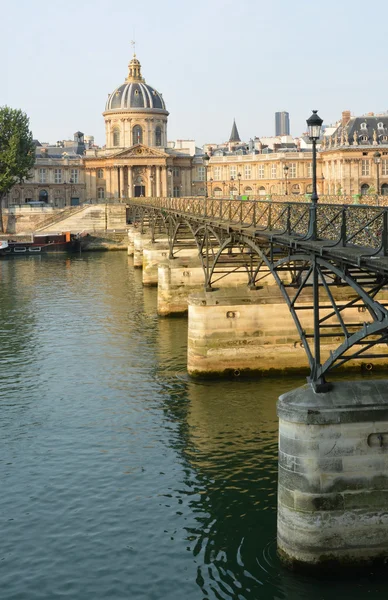 Mitten morgon vid pont des arts bridge & institut de france byggna — Stockfoto