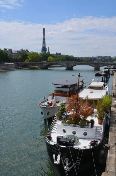 Barcos de Festa atracados no Rio Sena com Torre Eiffel em Backg — Fotografia de Stock