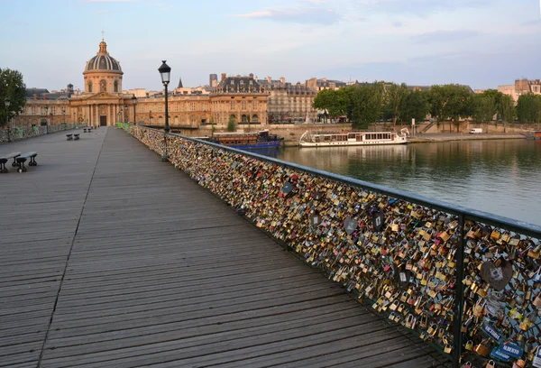 Hunderttausende Schleusen auf der Brücke Pont des Arts, — Stockfoto