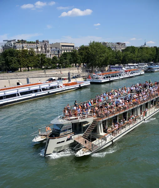 パリ、フランスのセーヌ川のボートツアーで観光客. — ストック写真