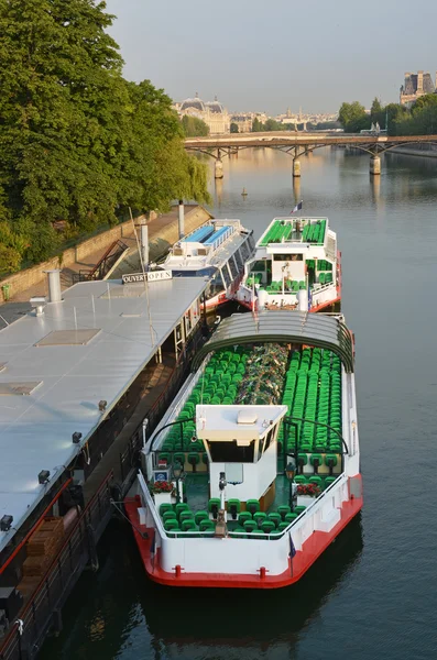 Tourist Boats waiting for Sightseeing Passengers on the Seine Ri — Stock Photo, Image