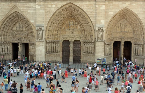 Tourists Entering The Main Doors of Notre Dame Cathedral, Paris — Stock Photo, Image