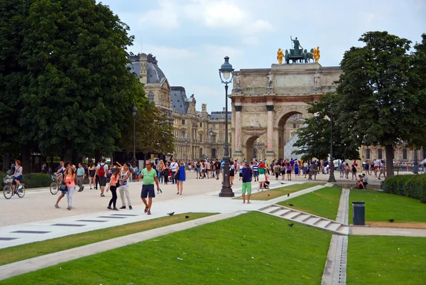 Turistas se reúnem no Louvre em uma noite quente de verão em Paris Pe. — Fotografia de Stock