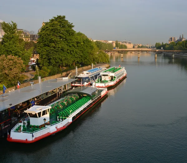Tourist Boats waiting for Sightseeing Passengers on the Seine Ri — Stock Photo, Image