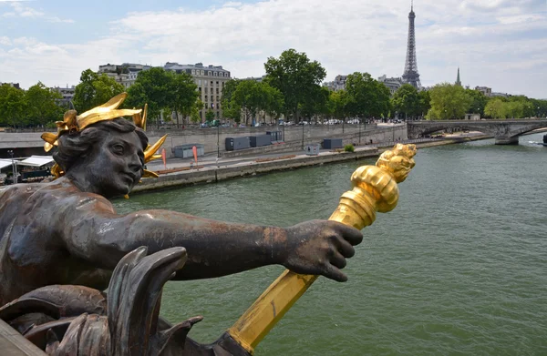 Vatten nymf på pont alexandre iii bron paris Frankrike. — Stockfoto