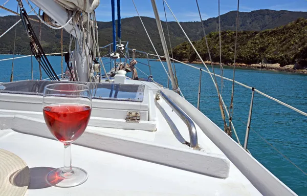 Vino tinto de rosas en un yate en Marlborough Sounds . —  Fotos de Stock