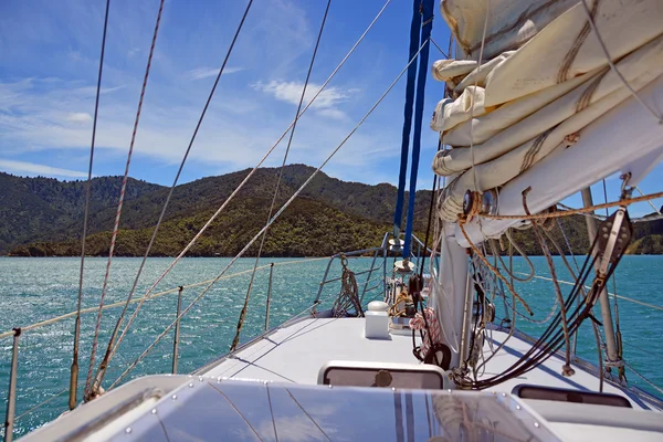 Navegando no Marlborough Sounds, Nova Zelândia — Fotografia de Stock