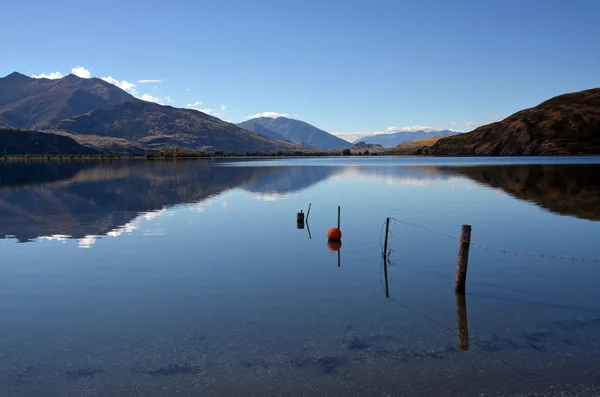 Осенние отражения озера Ванака, Отаго, Новая Зеландия — стоковое фото
