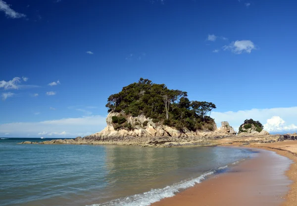 Golden sands & kumsalda kaiteriteri, Yeni Zelanda.