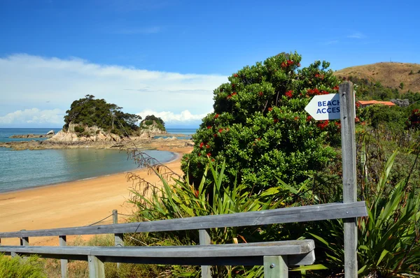 Знак доступа к пляжу на Kaiteri Beach, Новая Зеландия . — стоковое фото