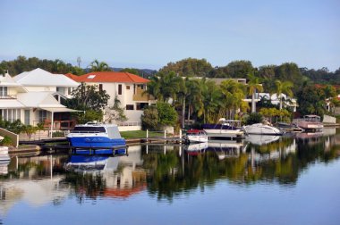 Noosa evleri, kanal, tekneler & İskelesi, queensland Avustralya sularında