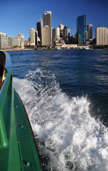 Sydney Ferry saapuu Circular Quay Australiaan — kuvapankkivalokuva