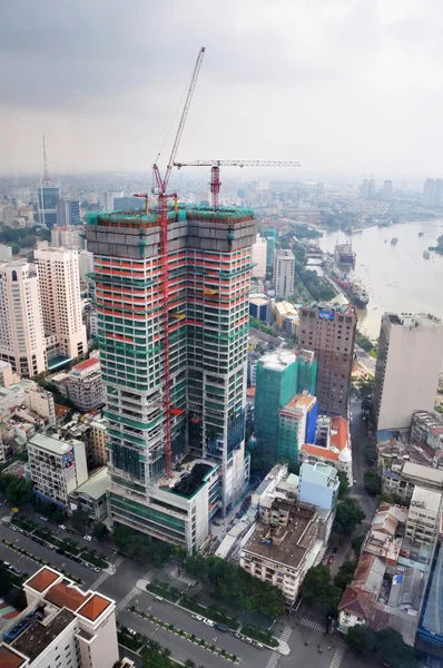 Ptaka boom Budynek handlowo-usługowy w centrum saigon. — Zdjęcie stockowe