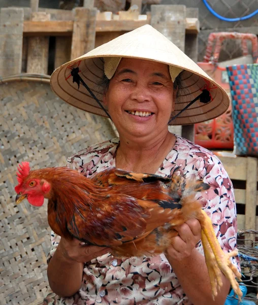 Ältere Hühnerverkäuferin auf dem hoi an market, Vietnam. — Stockfoto