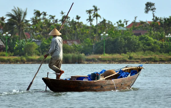 Visser op de hoi een rivier, vietnam — Stockfoto