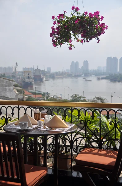 Řeka Saigon pohledu z restaurace v majestátní hotel, ho či Minovo Město. — Stock fotografie