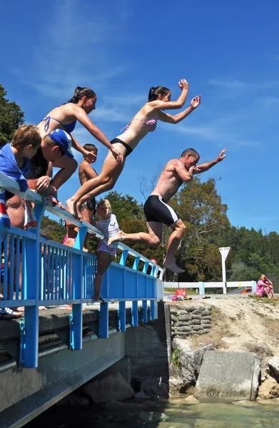 Brug springt in de lagune van Kaiteri — Stockfoto