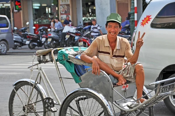 Ben tanh mutlu cyclo şoföre ho chi minh city market — Stok fotoğraf