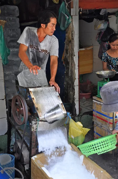 Macchina per la rasatura del ghiaccio al Ben Tanh Market . — Foto Stock
