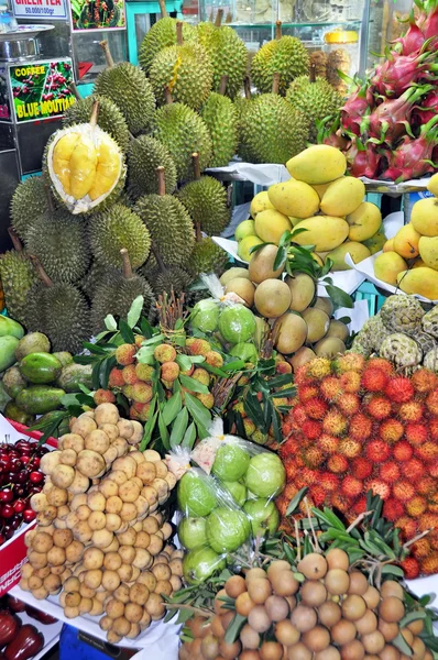 Puesto de frutas en el mercado Ben Tanh, Ciudad Ho Chi MInh . Fotos de stock libres de derechos