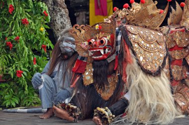 Barong ve maymun dansçılar sahnede, bali Endonezya