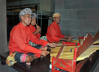 Bali, Endonezya performans gamelan jegog trio.