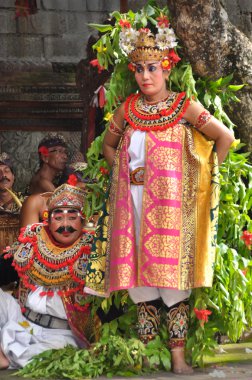 aktörler geleneksel balinese barong performans.