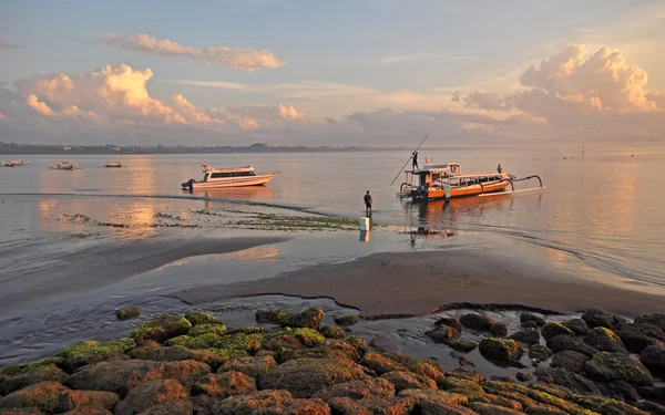 Bali Fishermen Preparing Their Boat at Dawn at Sanur Beach. — Stock Photo, Image