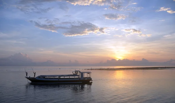 Pescatori di Bali che preparano la loro barca all'alba — Foto Stock