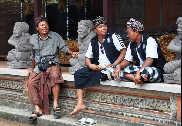 Balinesiska män i traditionell dräkt bali Indonesien — Stock fotografie